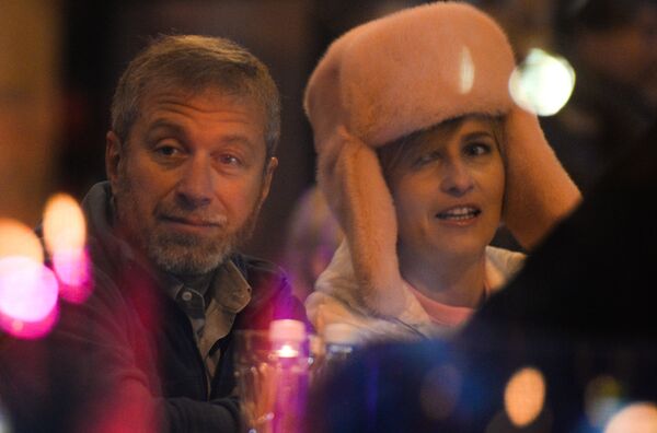 Бизнесмен Роман Абрамович и директор ЦПКиО им. Горького Ольга Захарова на открытии катка в Центральном парке культуры и отдыха имени Горького в Москве Бизнесмен Роман Абрамович и директор ЦПКиО им. Горького Ольга Захарова на открытии катка в Центральном парке культуры и отдыха имени Горького в Москве