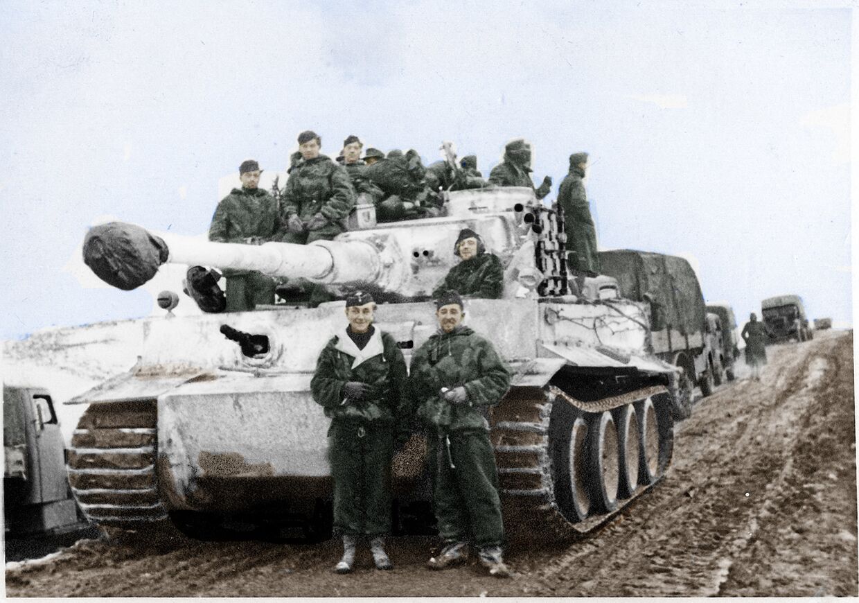 Танковый командир Отто Кариус (в нижнем ряду слева) рядом с танком Pz VI Тигр I