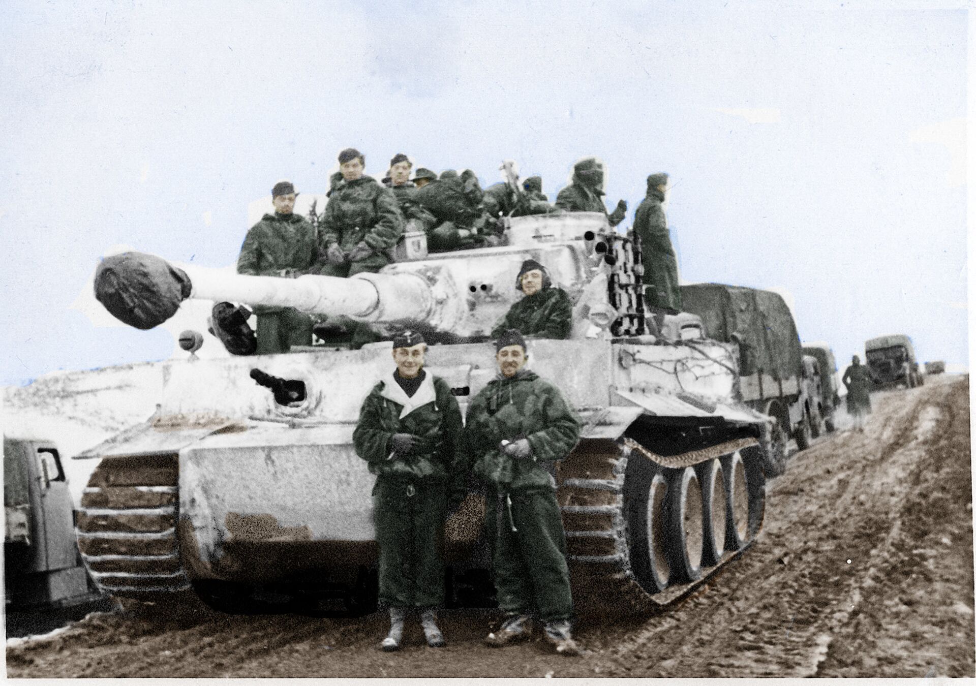 Танковый командир Отто Кариус (в нижнем ряду слева) рядом с танком Pz VI Тигр I - ИноСМИ, 1920, 07.05.2021