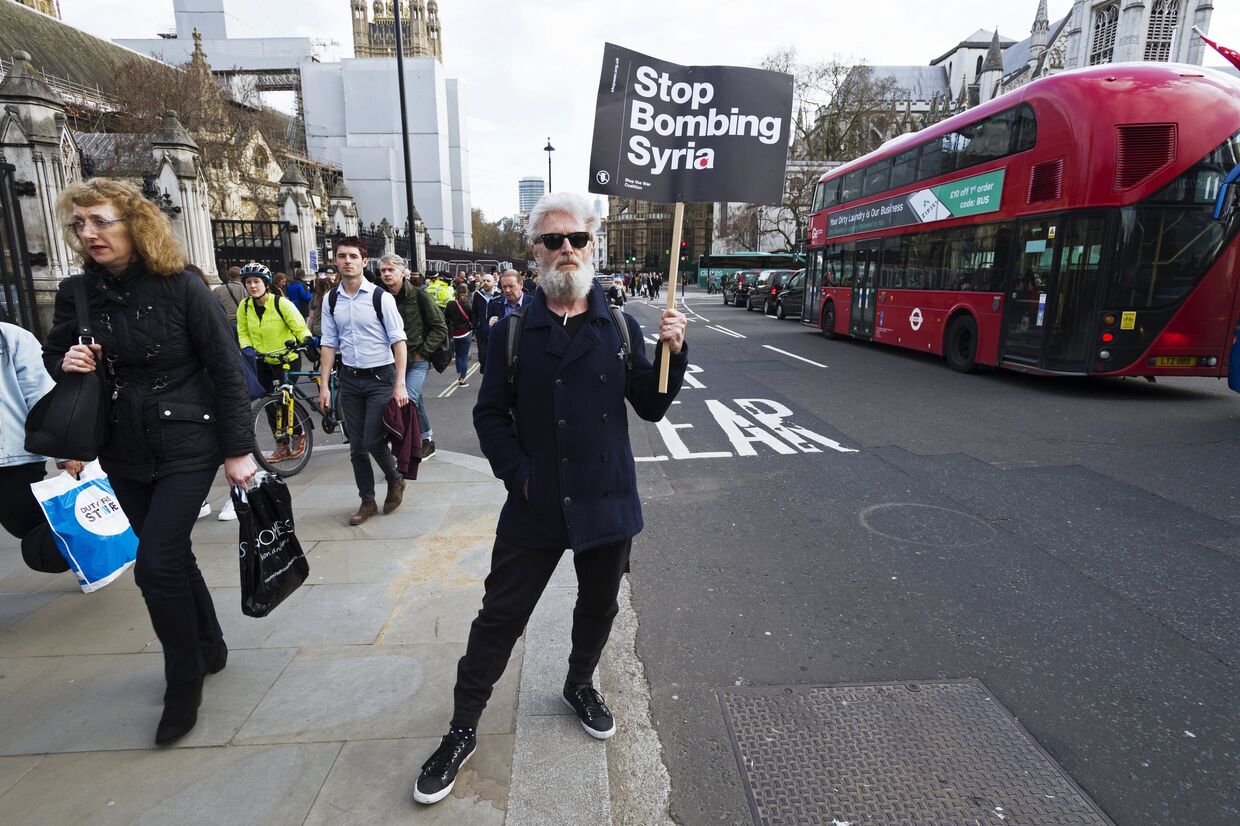 Участник акции протеста против ударов по Сирии в Лондоне