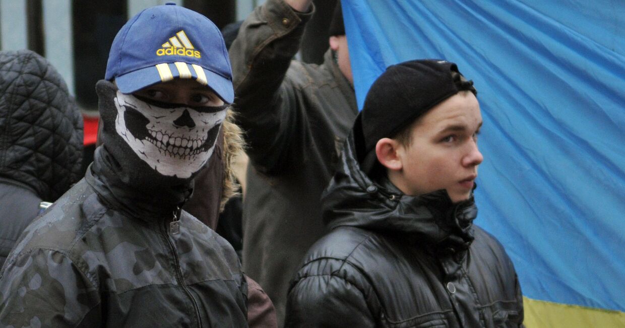 Участники националистической партии УНА-УНСО (запрещена в РФ) во время антиправительственной акции во Львове