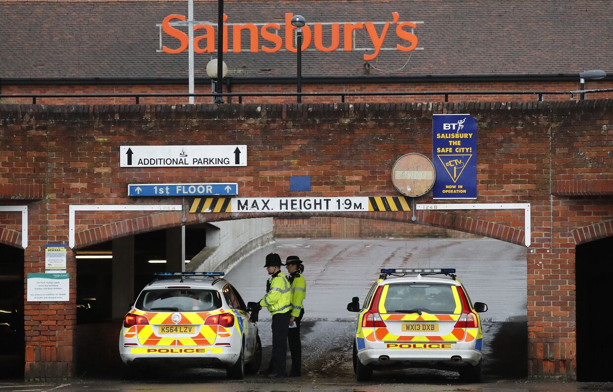 Полиция закрывает въезд на автостоянку супермаркета, где после отравления Сергея Скрипаля была обнаружена брошенная машина