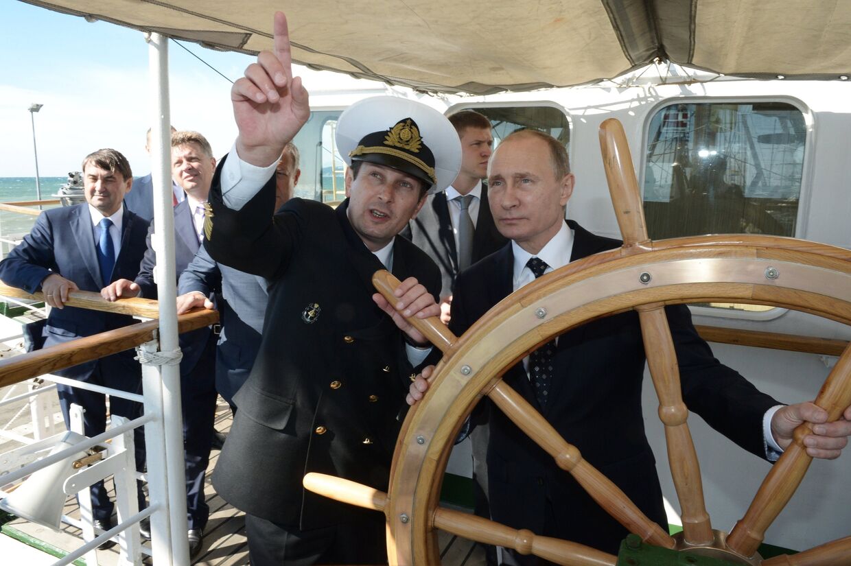 Президент РФ Владимир Путин на борту парусного судна Надежда в Сочи
