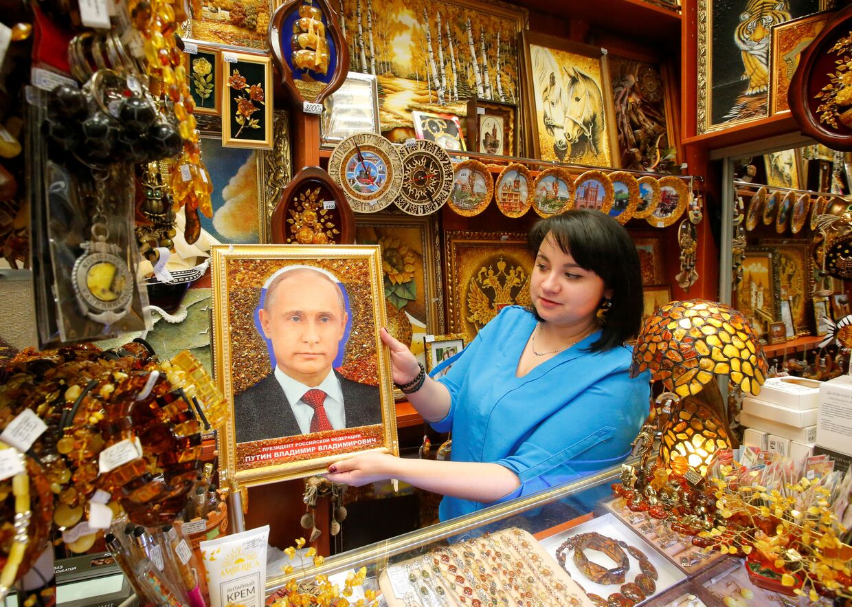 Портрет Президента России Владимира Путина в сувенирном магазине международного аэропорта Храброво