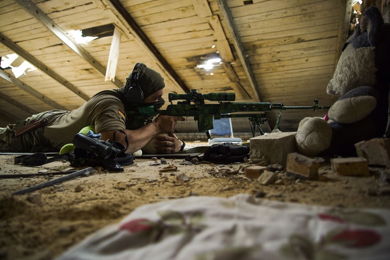 Украинский снайпер в деревне Маринка недалеко от Донецка
