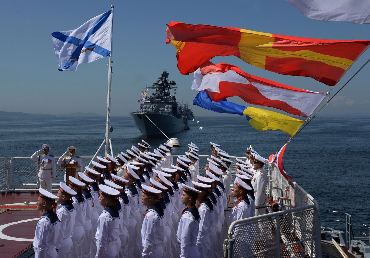 Экипаж гвардейского ракетного крейсера Варяг во время генеральной репетиции парада кораблей посвященного Дню Военно-морского флота России, во Владивостоке. 29 июля 2017