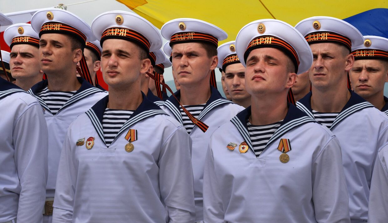 Военные моряки гвардейского ракетного крейсера Варяг
