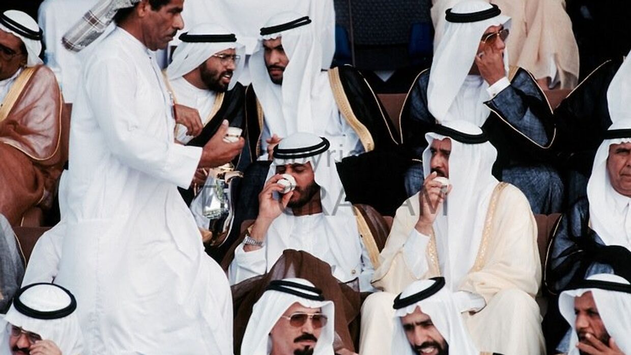 Арабы пьют кофе в Абу-Даби