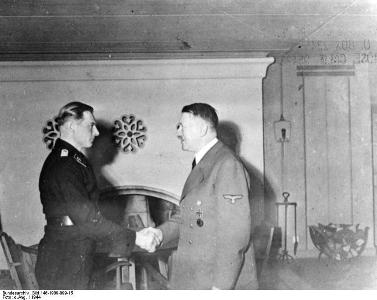 Адольф Гитлер награждает Михаэля Виттмана рыцарским крестом Железного креста