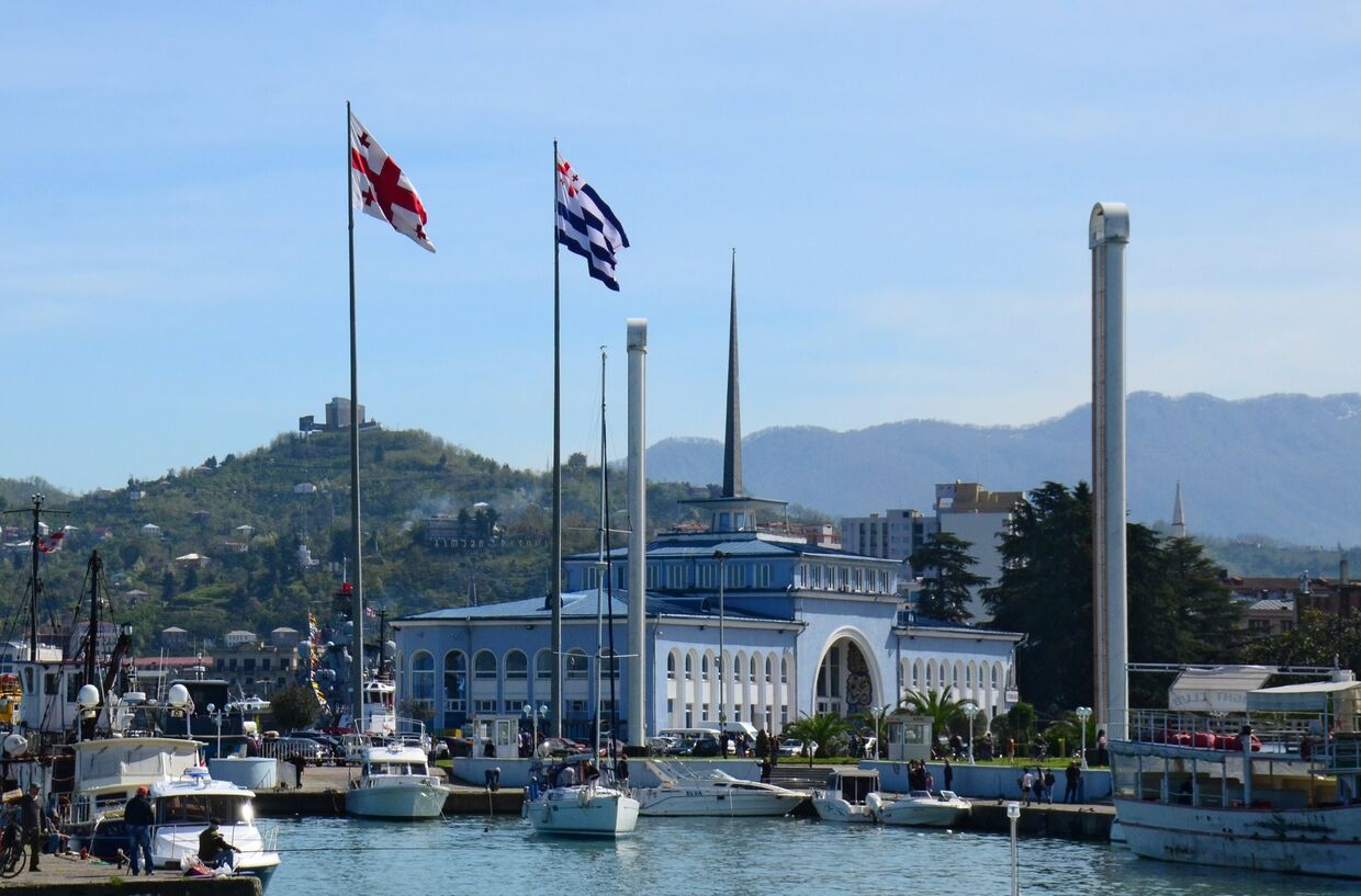 Государственный флаг Грузии и флаг Аджарии в морском порту Батуми