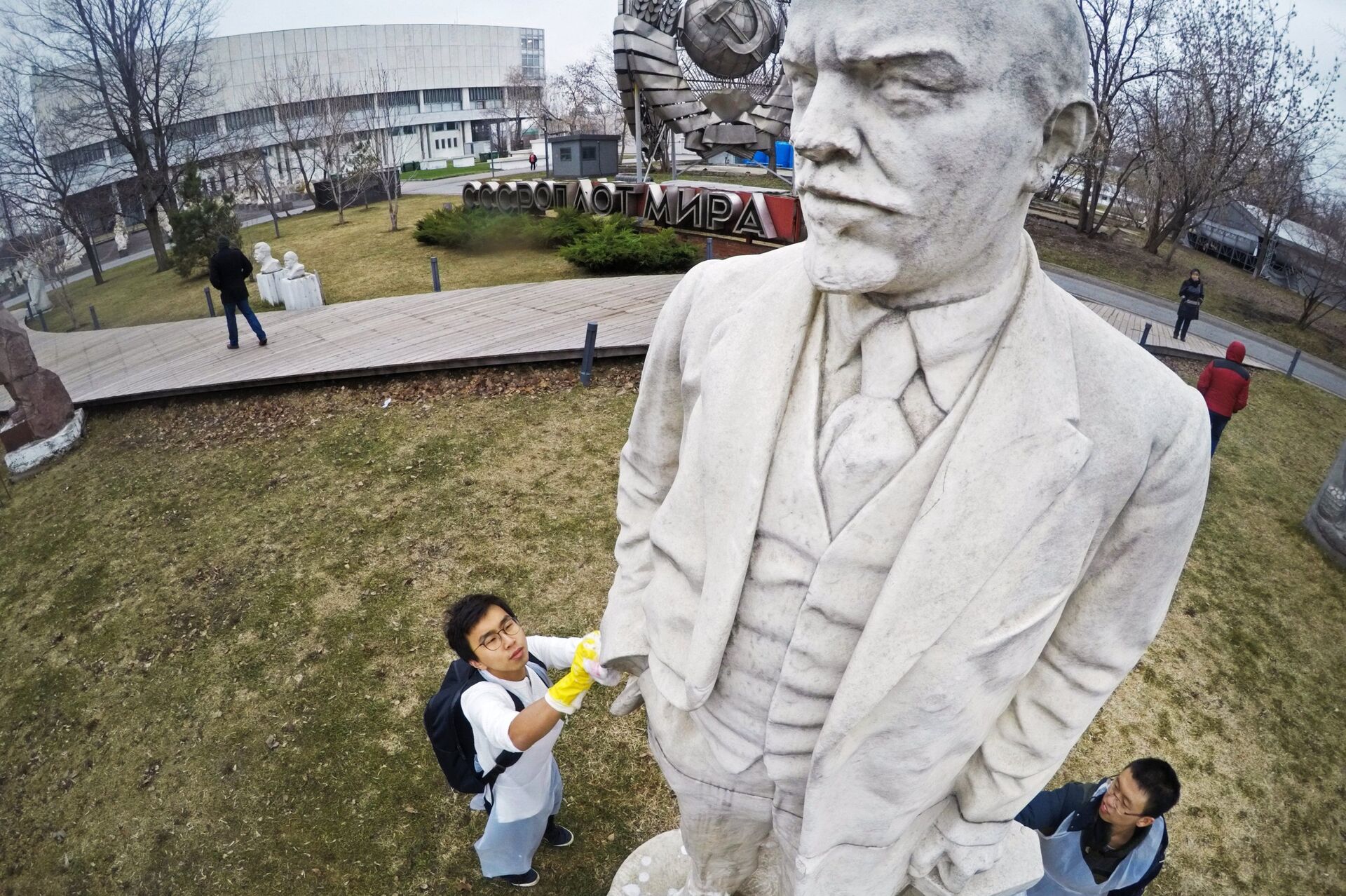 Участники общегородского субботника моют статую Ленина в парке «Музеон» в Москве - ИноСМИ, 1920, 03.05.2021