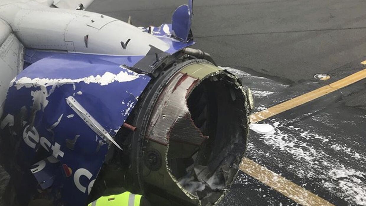 Поврежденный двигатель самолета Southwest Airlines