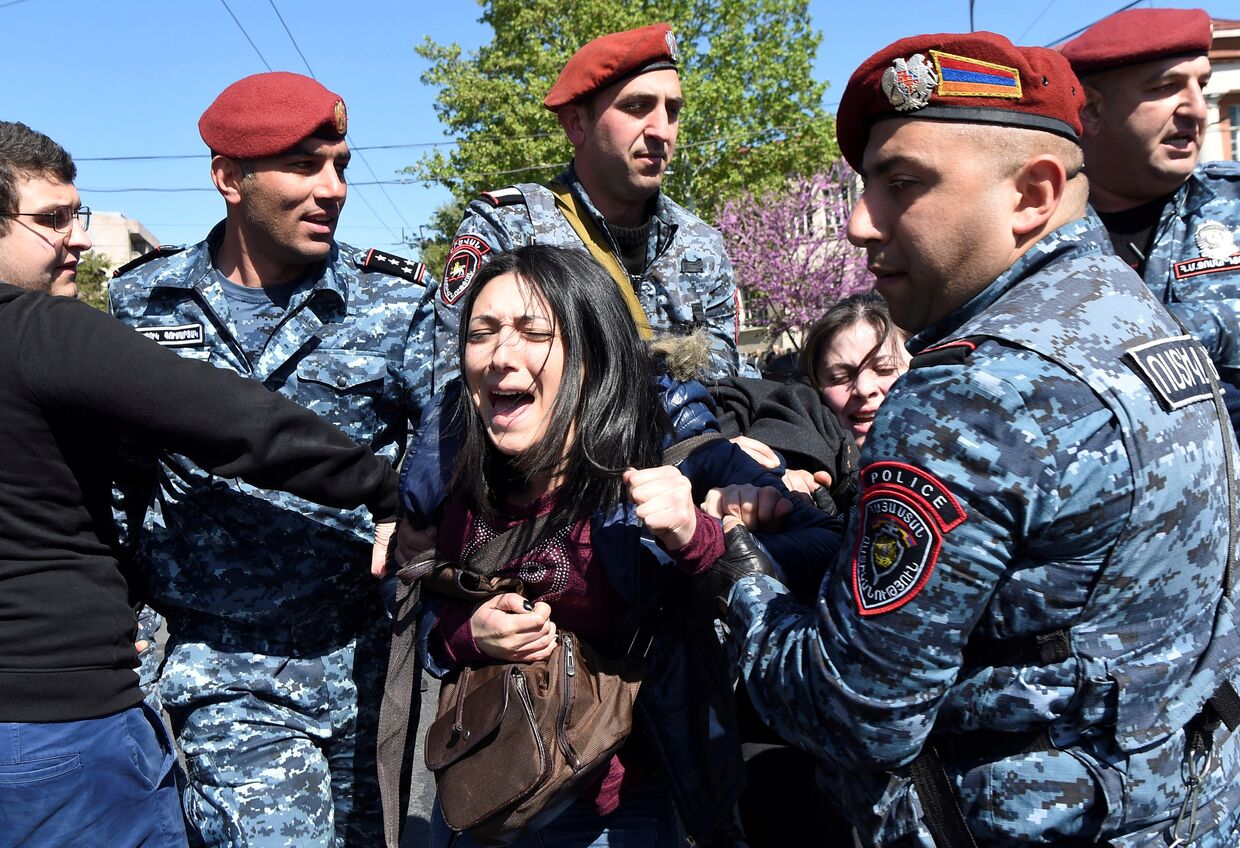 Полиция задерживает участников акции протеста против бывшего президента Сержа Сарксяна в Ереване