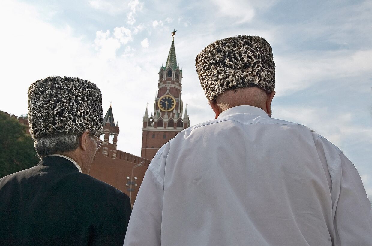 Чеченцы, прибывшие с  Поездом  дружбы из Грозного в Москву