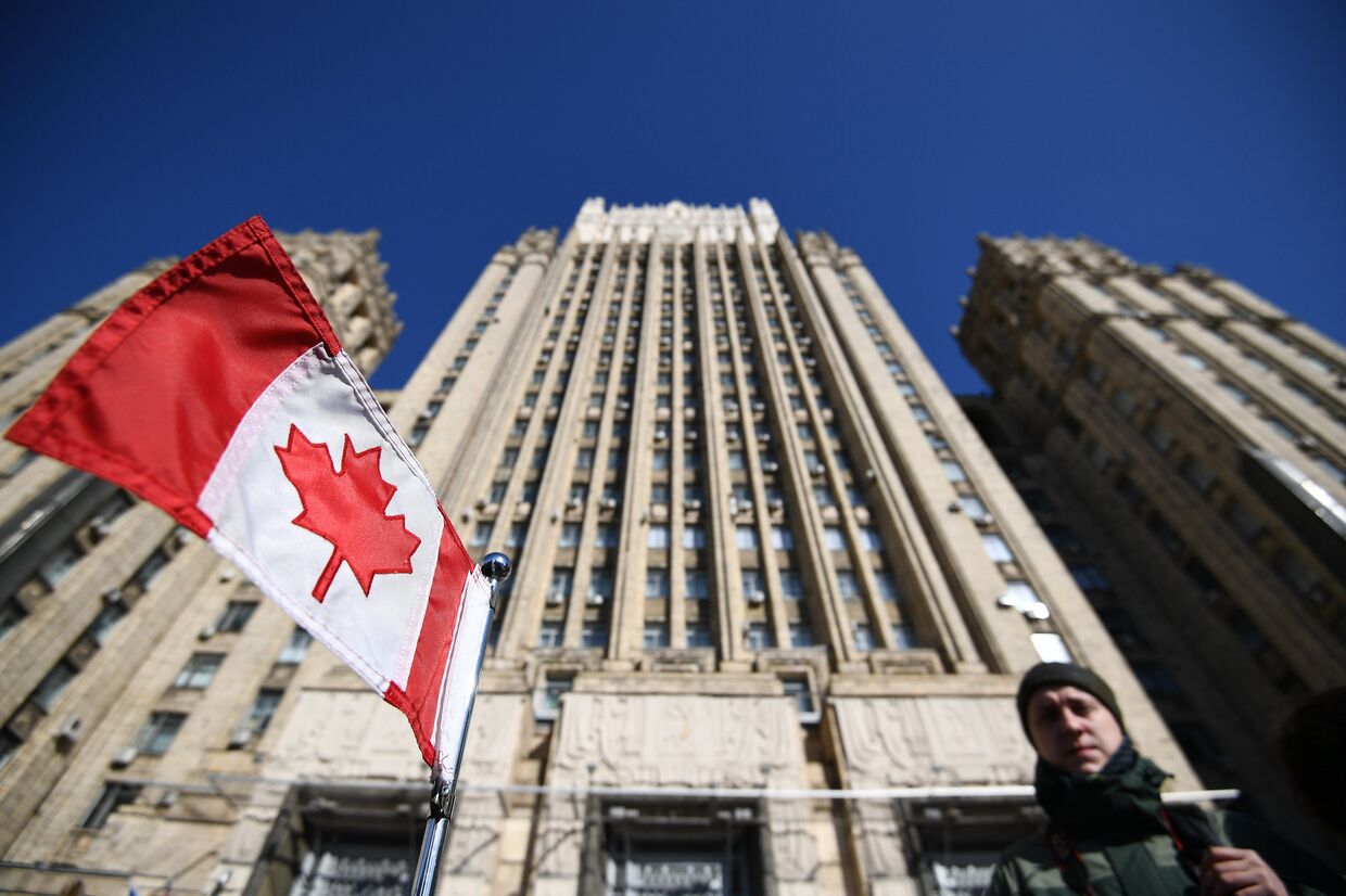 Флаг Канады на автомобиле посольства у здания министерства иностранных дел РФ