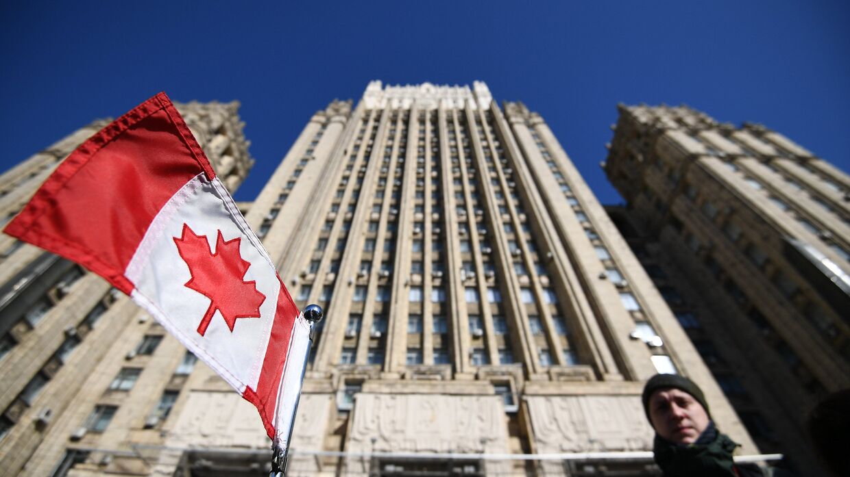 Флаг Канады на автомобиле посольства у здания министерства иностранных дел РФ
