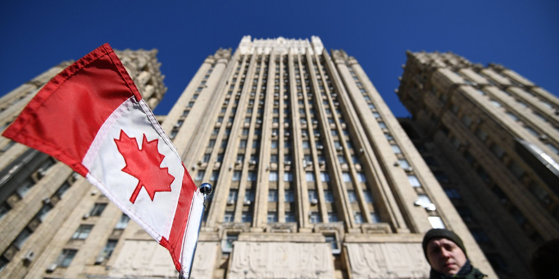 Флаг Канады на автомобиле посольства у здания министерства иностранных дел РФ - ИноСМИ, 1920, 15.07.2022