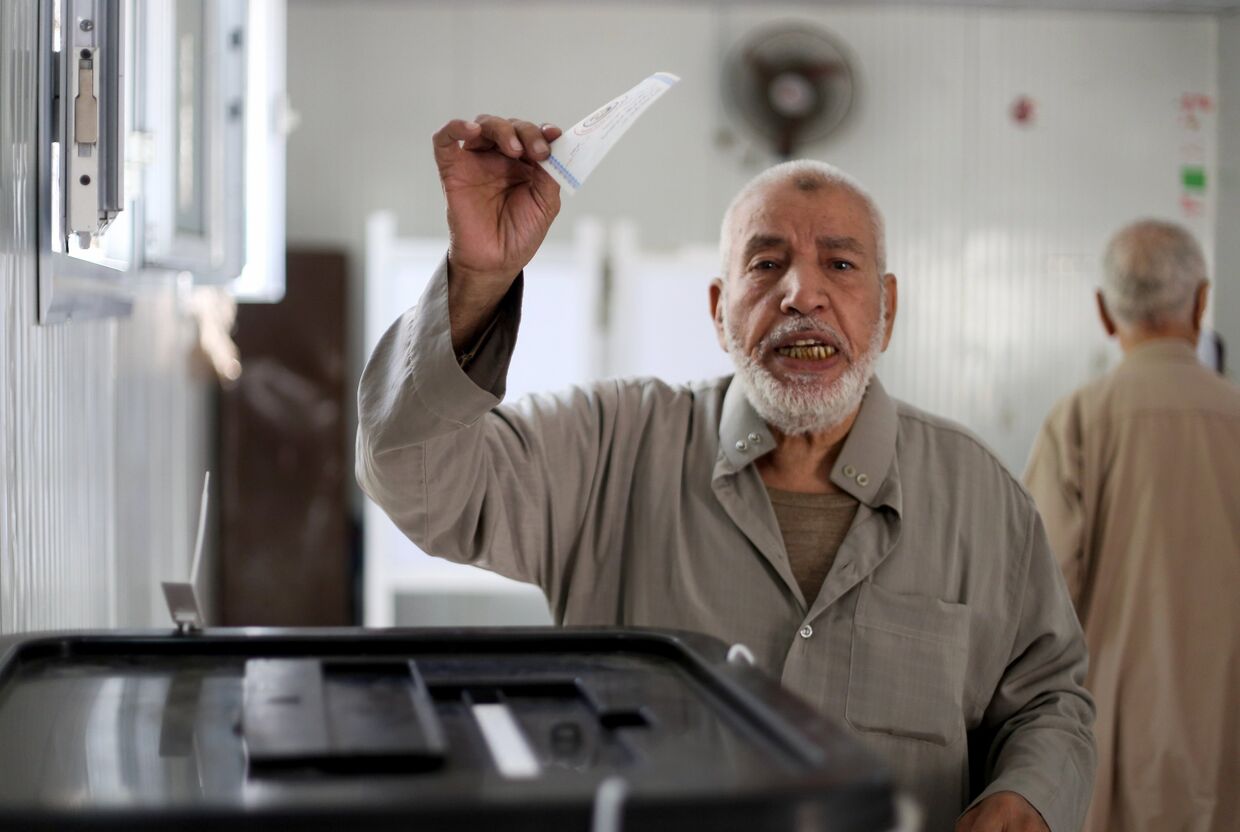 Мужчина голосует на избирательном участке в Каире во время выборов президента Египта