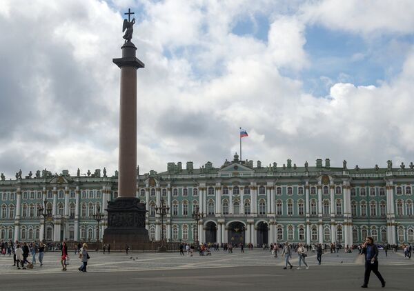 Александровская колонна на Дворцовой площади в Санкт-Петербурге Александровская колонна на Дворцовой площади в Санкт-Петербурге