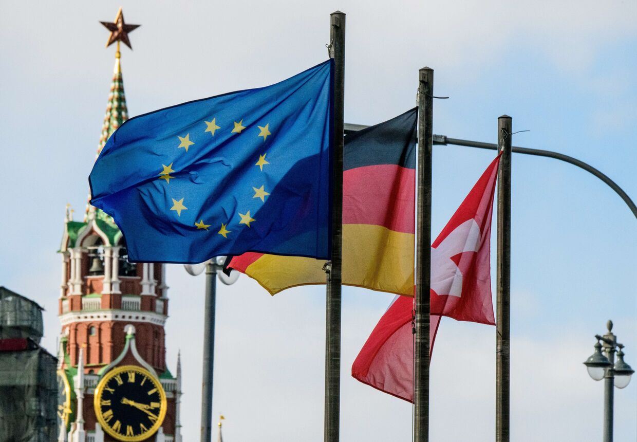 Флаги европейских государств и Евросоюза на фоне Кремля