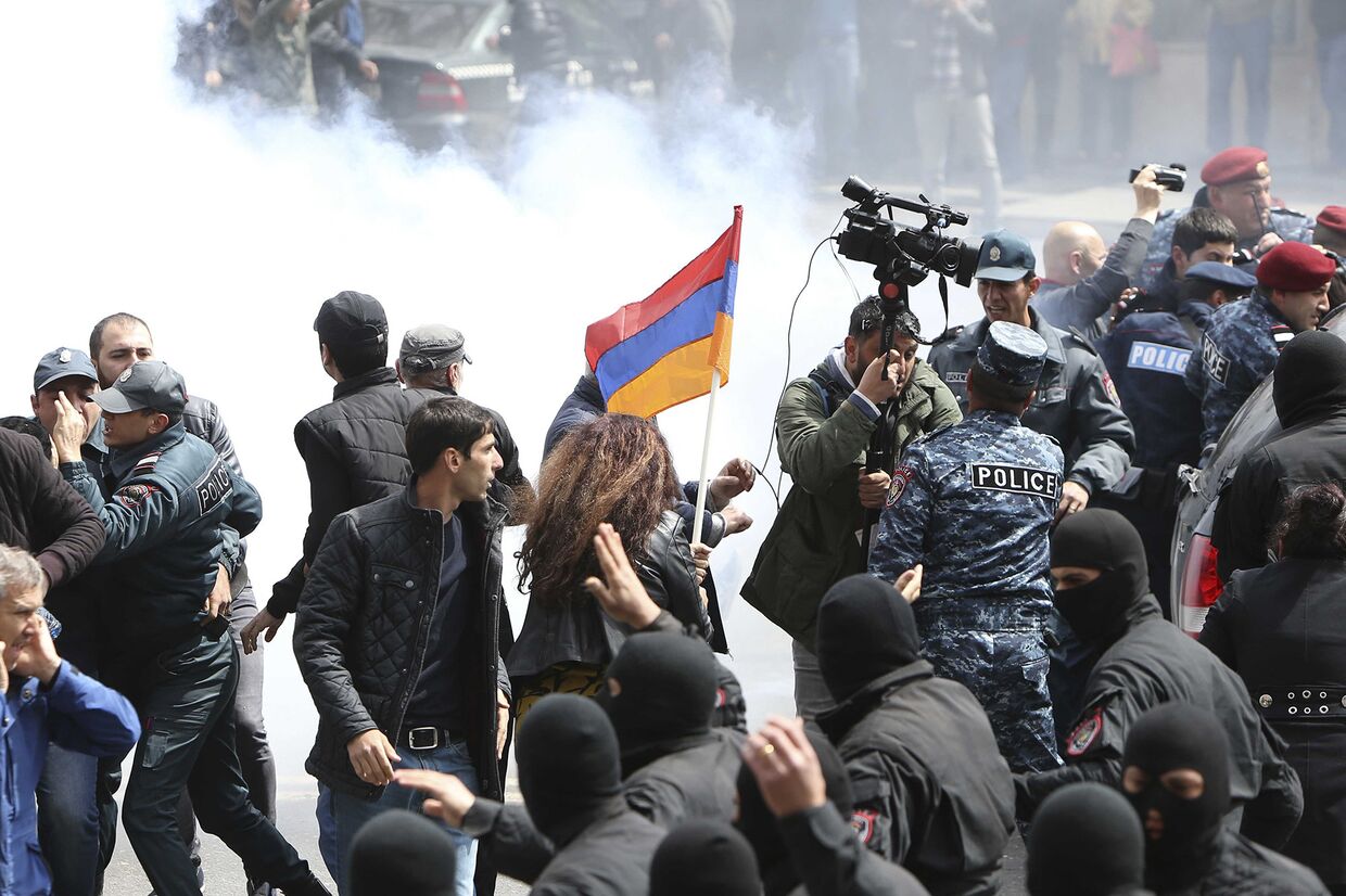Участники акции протеста в Ереване