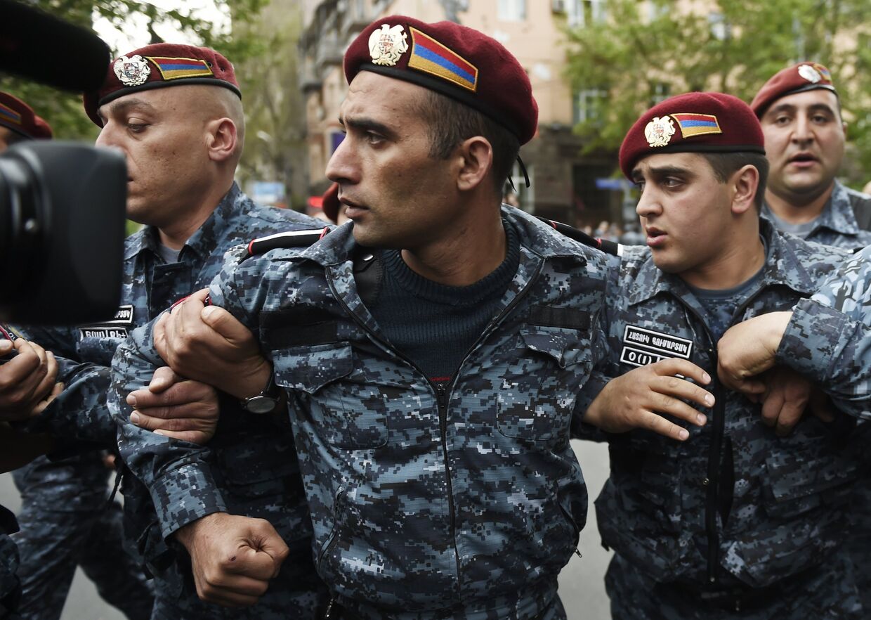 Сотрудники правоохранительных органов на улице Еревана