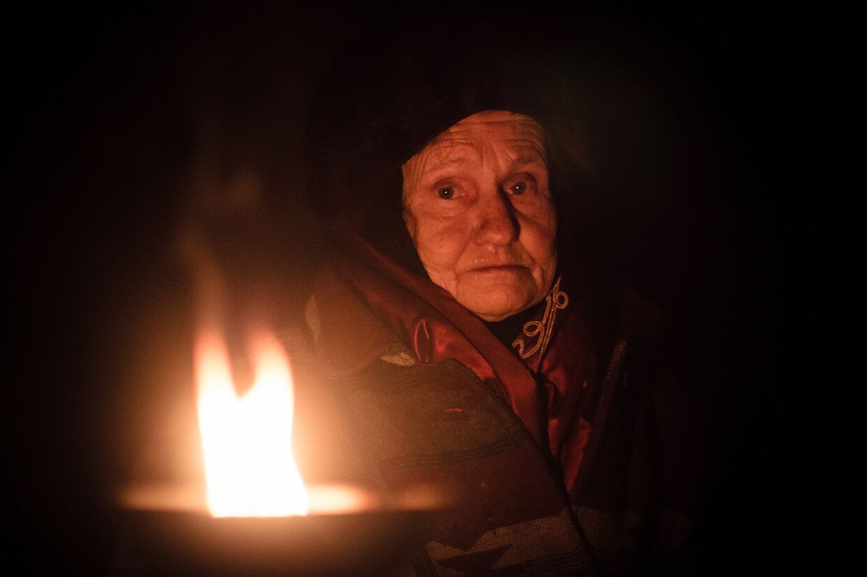 Жительница поселка Марьинка Донецкой области в бомбоубежище