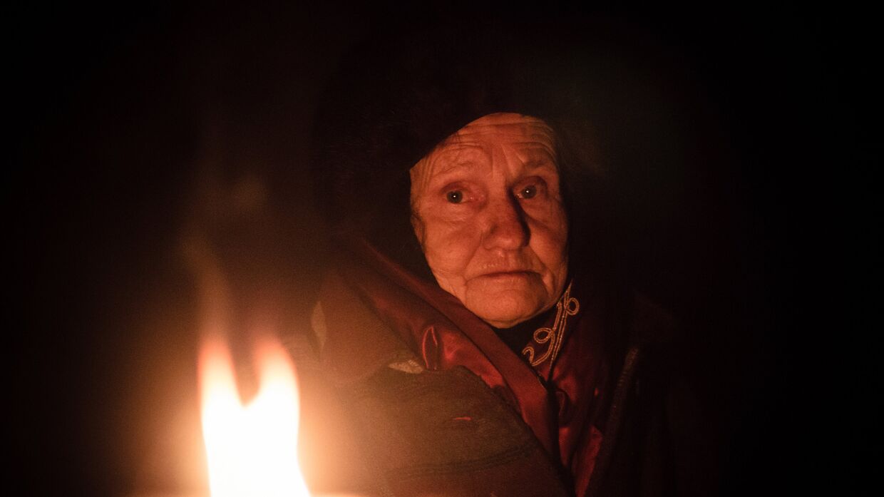Жительница поселка Марьинка Донецкой области в бомбоубежище