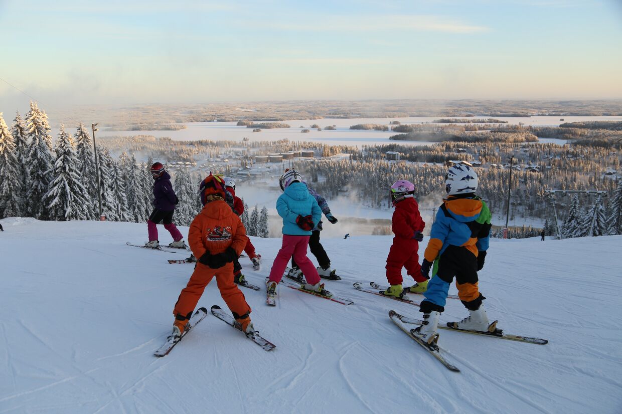 Дети катаются на лыжах в Тахко в Финляндии