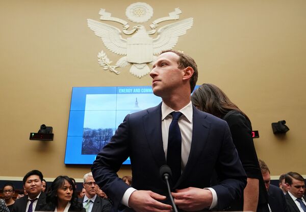 Генеральный директор Facebook Марк Цукерберг дает показания на Капитолийском холме в Вашингтоне Генеральный директор Facebook Марк Цукерберг дает показания на Капитолийском холме в Вашингтоне