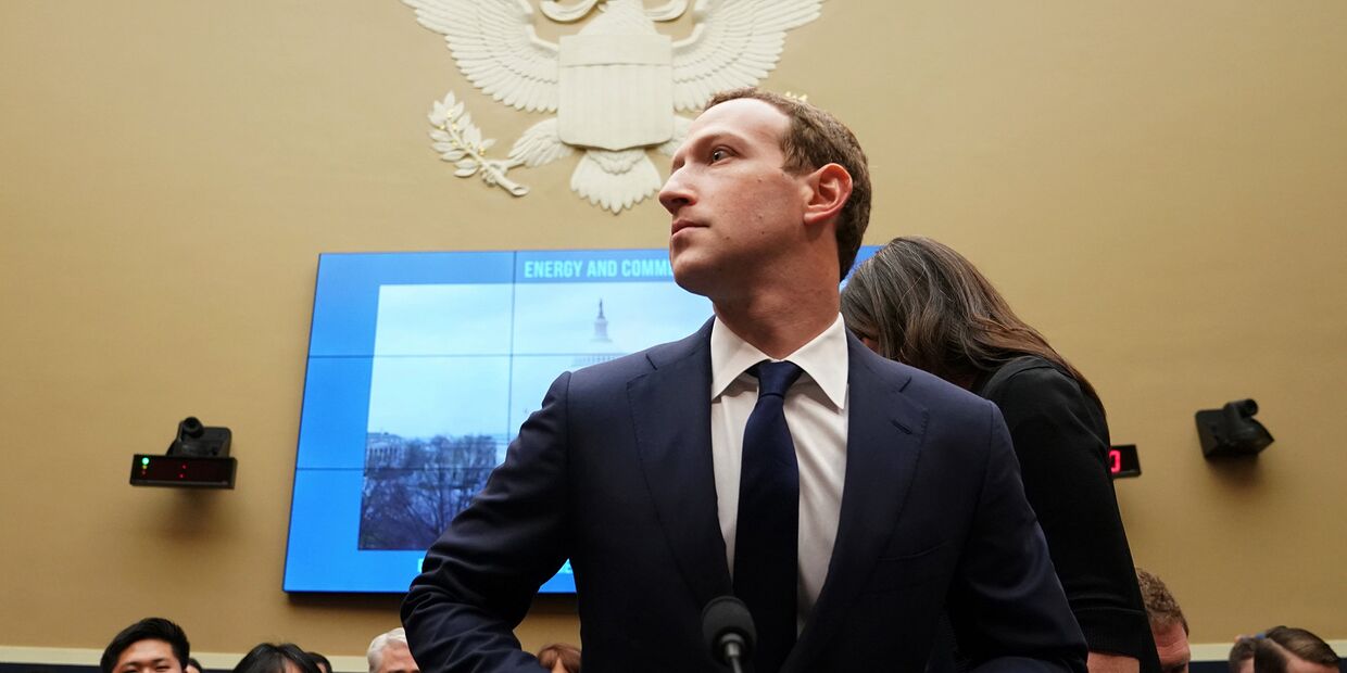 Генеральный директор Facebook Марк Цукерберг дает показания на Капитолийском холме в Вашингтоне