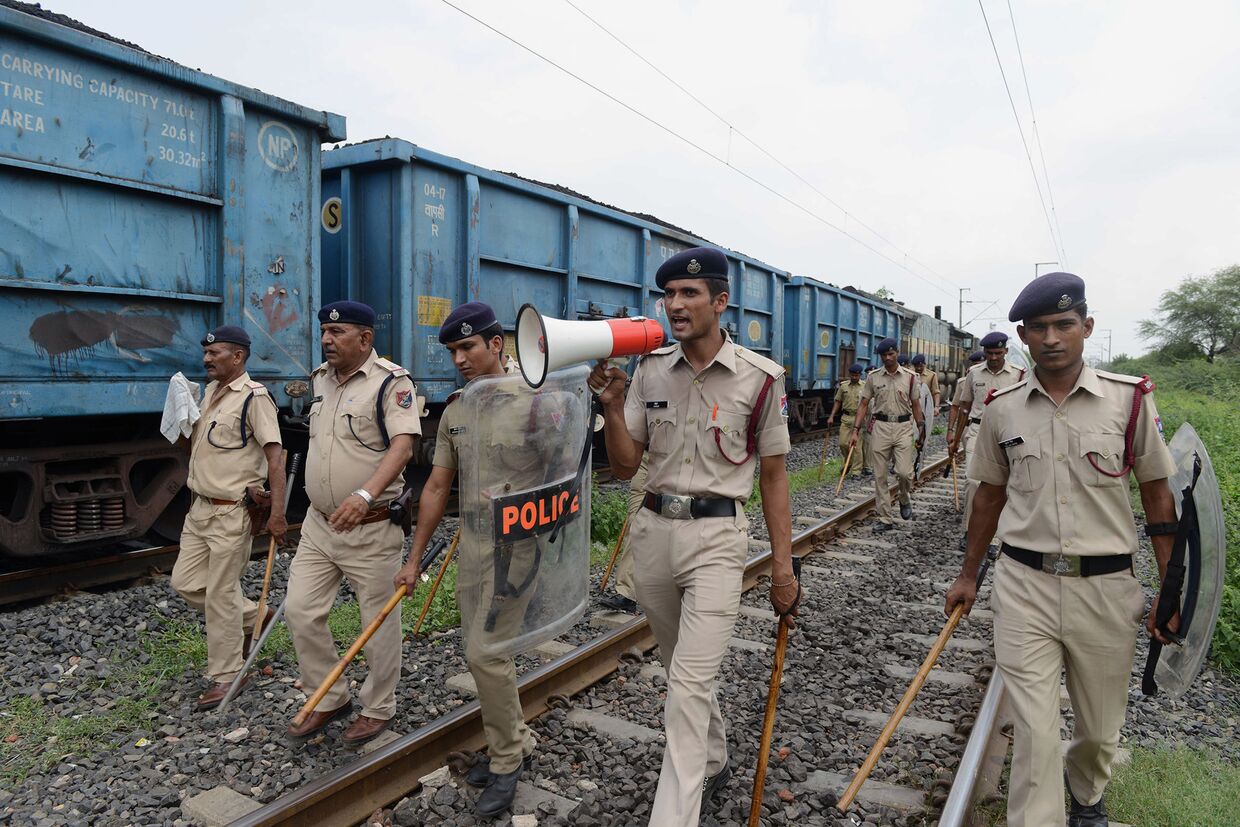 Сотрудники индийской полиции патрулируют железнодорожные пути
