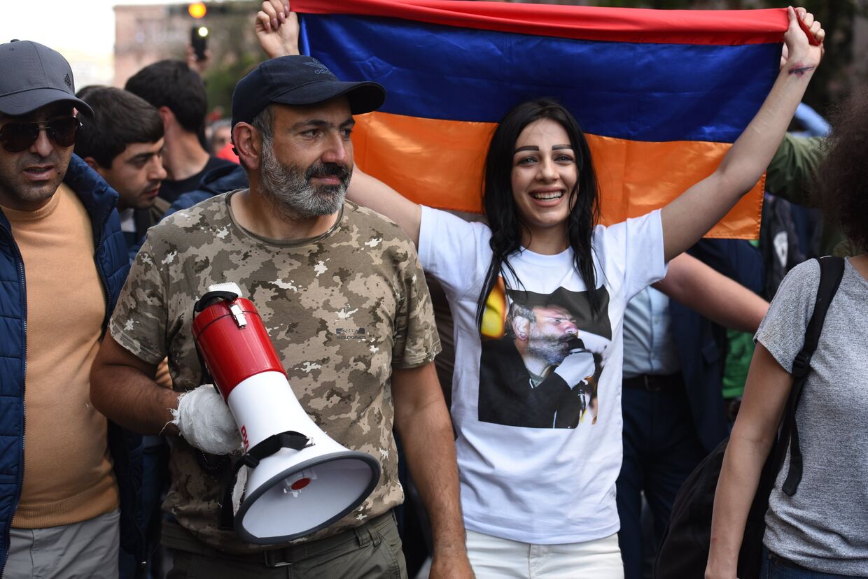 Никол Пашинян на митинге в Ереване в связи с отставкой премьер-министра Сержа Саргсяна