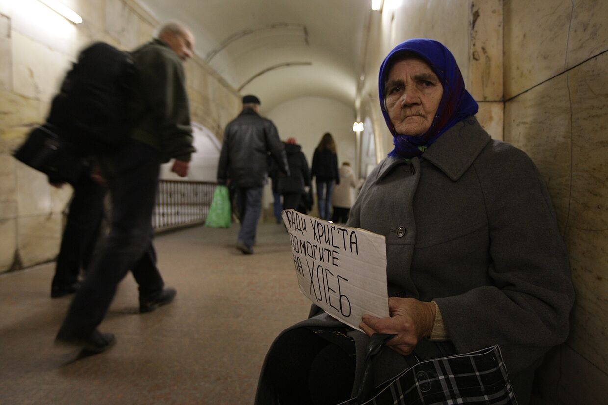 Женщина, просящая милостыню, в московском метро