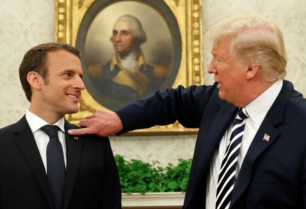 Президент Франции Эммануэль Макрон и президент США Дональд Трамп