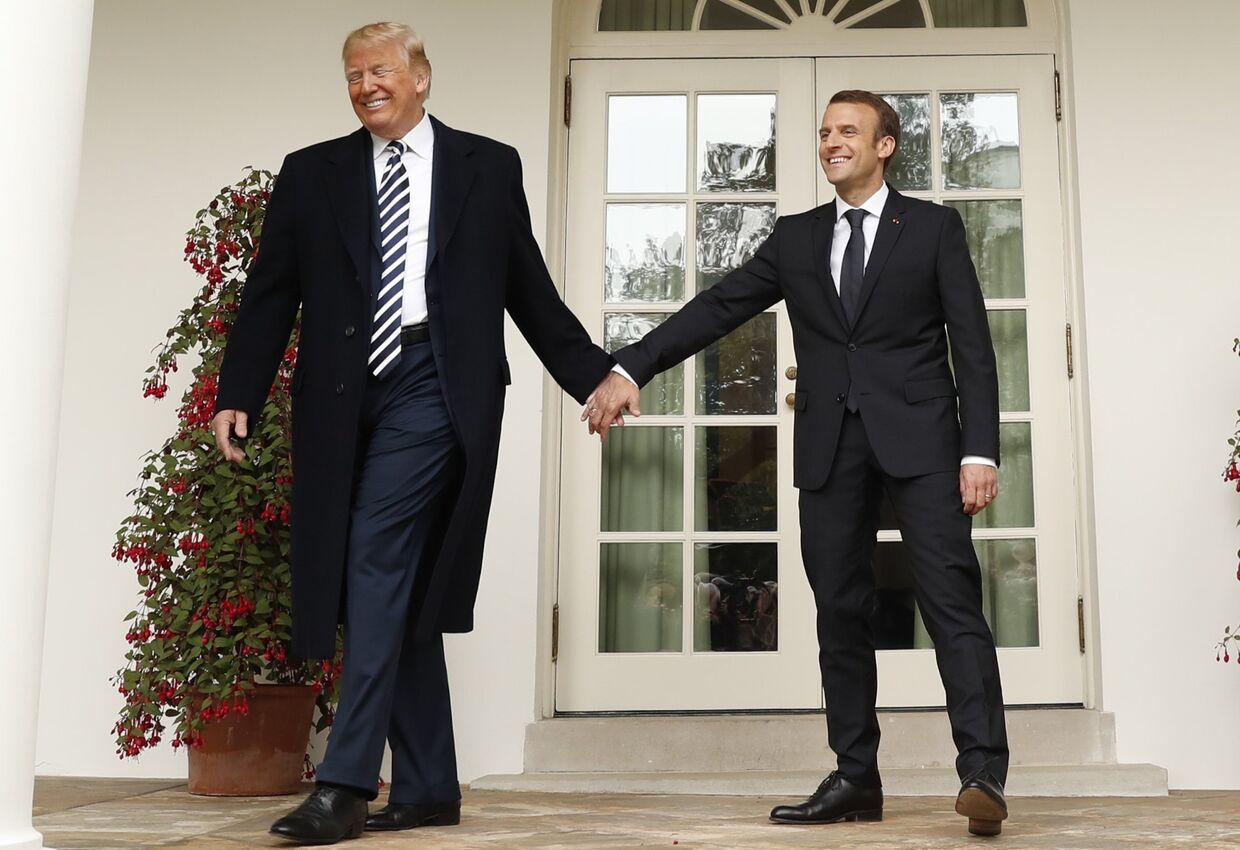 Президент США Дональд Трамп и президент Франции Эммануэль Макрон на крыльце Белого дома