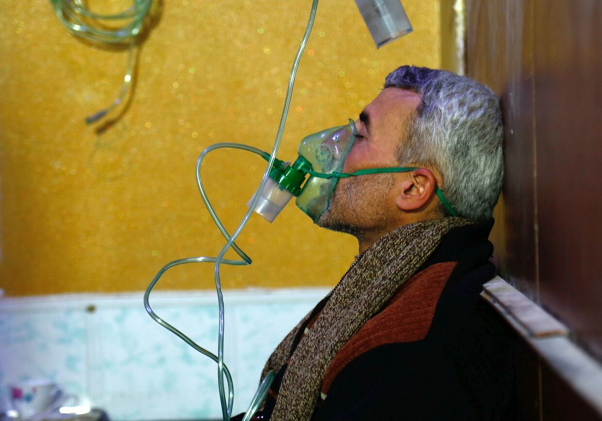 Сирийский мужчина в больнице после газовой атаки в городе Дума