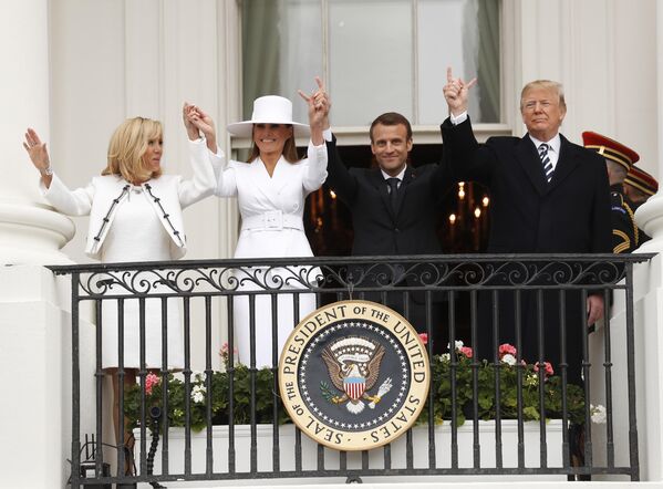 Президент США Дональд Трамп, первая леди Мелания Трамп, президент Франции Эммануэль Макрон и его жена Бриджит Макрон на лужайке Белого дома