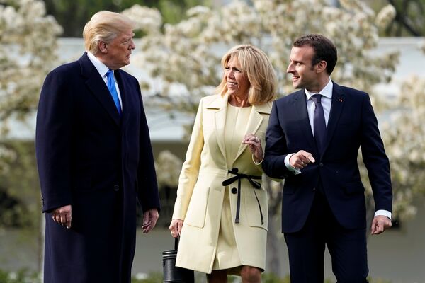 Президент США Дональд Трамп, президент Франции Эммануэль Макрон и его жена Бриджит Макрон