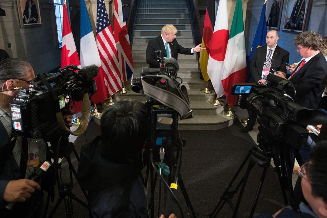 Министр иностранных дел Великобритании Борис Джонсон перед заседанием на саммите G7 в Торонто, Канада