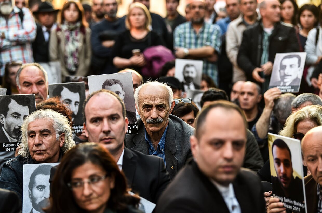 Участники митинга на проспекте Истикляль в Стамбуле посвященного 103-й годовщине массового убийства армян в Османской империи