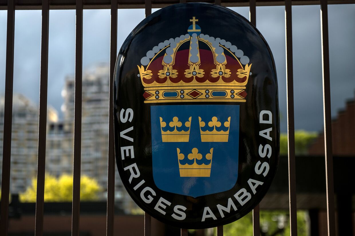 Герб Королевства Швеция в посольстве Швеции в РФ в Москве