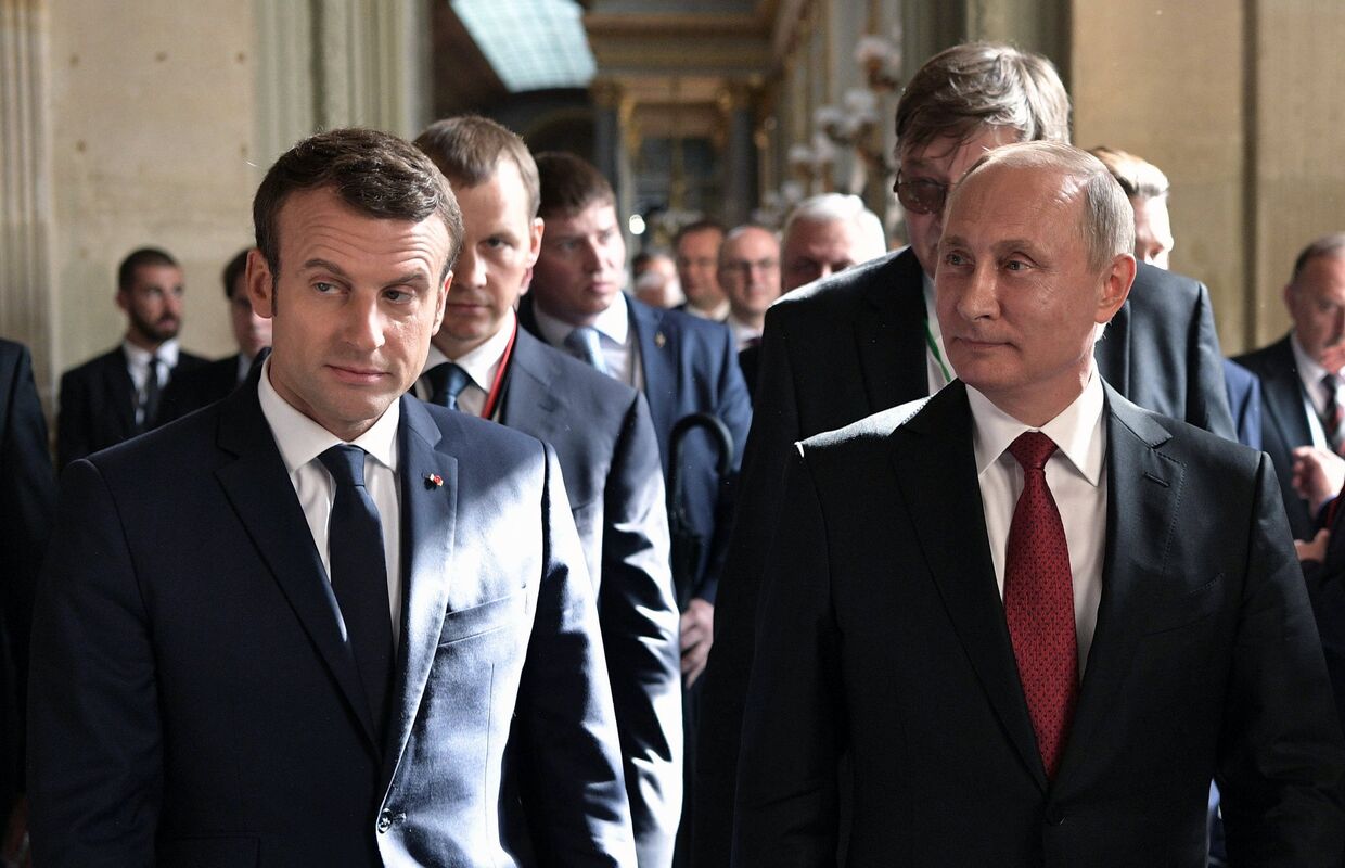 Владимир Путин и Эммануэль Макрон во время осмотра выставки Петр I. Царь во Франции. 1717 год. 29 мая 2017