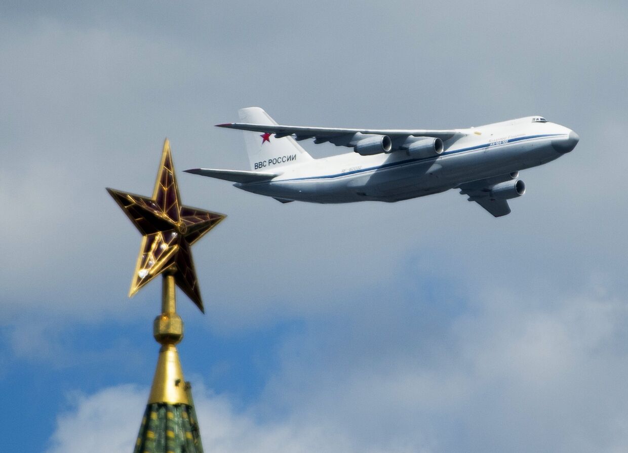Самолет АН-124-100 во время репетиции воздушной части военного парада в Москве в ознаменование 70-летия Победы в Великой Отечественной войне