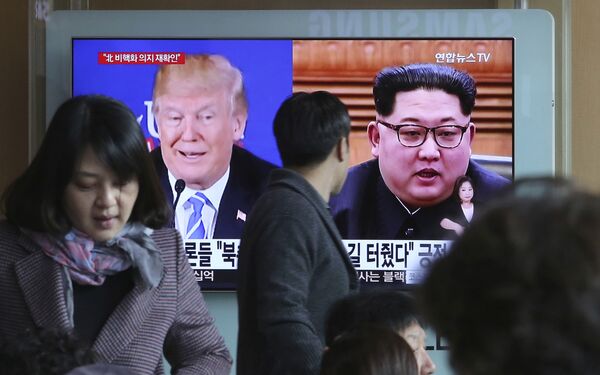 Президент США Дональд Трамп и лидер Северной Кореи Ким Чен Ын на экране телевизора в Сеуле Президент США Дональд Трамп и лидер Северной Кореи Ким Чен Ын на экране телевизора в Сеуле