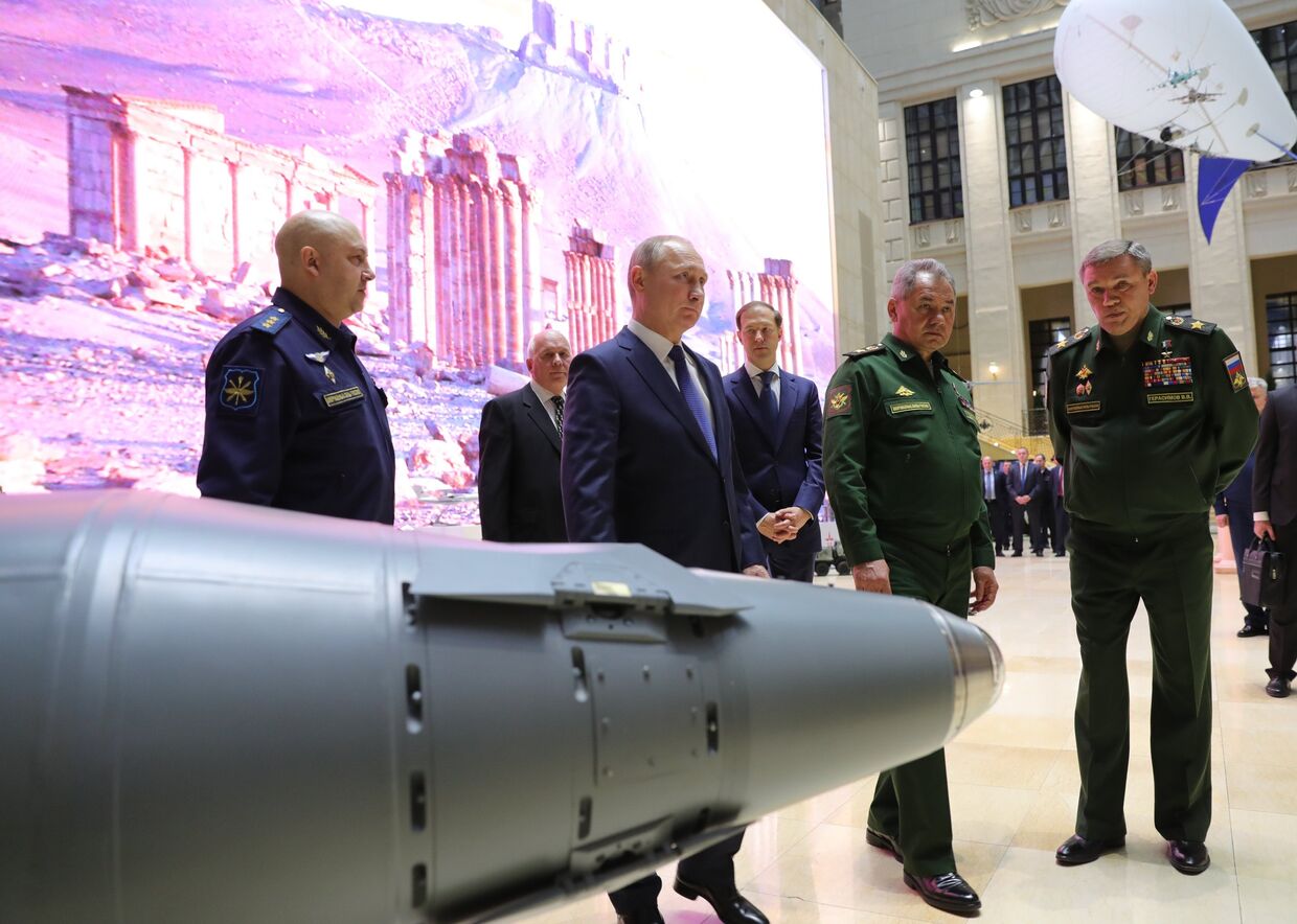 Президент РФ Владимир Путин осматривает тематическую выставку, посвященную итогам операции в Сирии. 30 января 2018