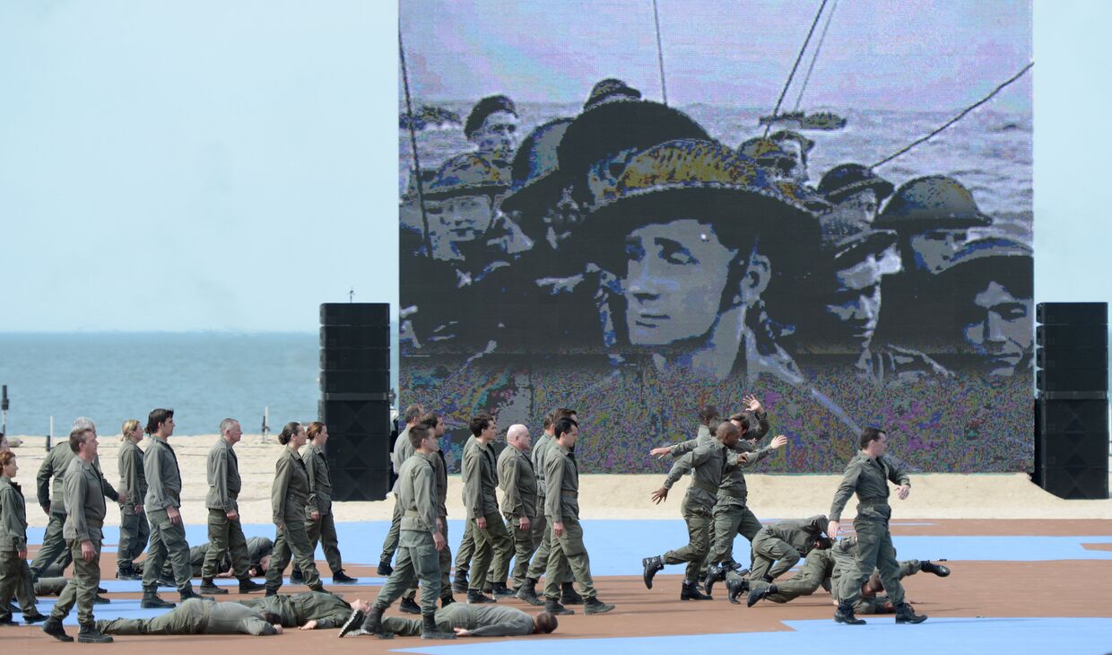 Участники театрализованного представления во время торжественной церемонии празднования 70-летия высадки союзников в Нормандии