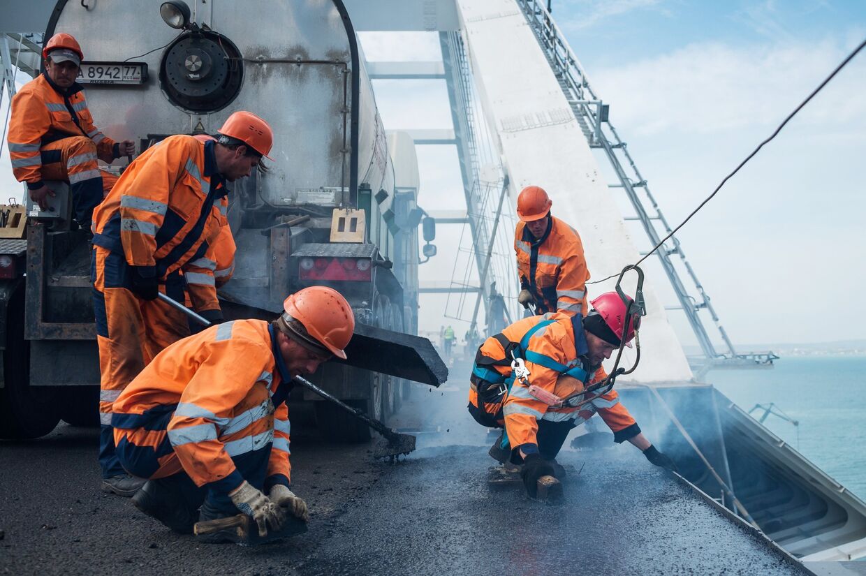 Рабочие на строительстве Крымского моста