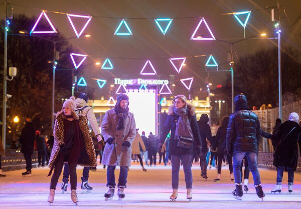 Отдыхающие на открытии Стрит-катка в Парке Горького в Москве Отдыхающие на открытии Стрит-катка в Парке Горького в Москве