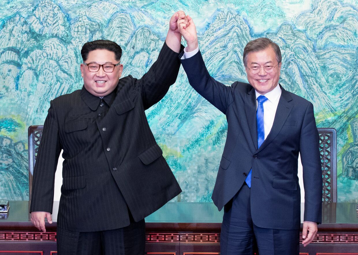 Лидер Северной Кореи Ким Чен Ын и президент Южной Кореи Мун Чжэ Ин во время встречи. 27 апреля 2018